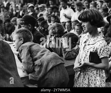 Boxausstellung beobachtet von den Kindern der East Central School , Dartford , 19 Juli 1937 ©TopFoto Stockfoto