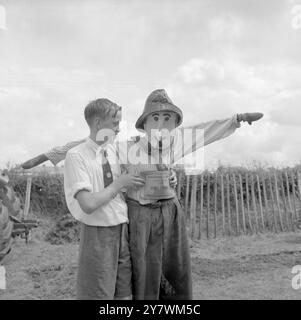 The Edenbridge and Oxted Show - 2. August 1960 Gewinner des Scarecrow Competition im Young Farmers' Club Contest ist der zwölfjährige Robert Cowell vom Edenbridge Club Credit: John Topham / TopFoto Stockfoto