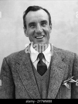 Fred Perry : 18 . Mai 1909 - 2 . Februar 1995 , britischer Tennis - und Tischtennisspieler und dreifacher Wimbledon-Champion , auf dem Bild seiner Ankunft in Southampton von New York im Cunard-Liner Caronia . 3. Juni 1951 Stockfoto