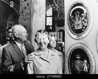 Kopenhagen , Dänemark - der ehemalige US-Präsident Dwight Eisenhower legt seine Hand auf die Schulter seiner Frau Mamie, während sie Ikes persönliches Wappen des Ritters des Elefanten auf Schloss Frederiksborg sehen - 26. Juli 1962 ©TopFoto Stockfoto