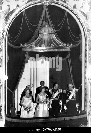 Kopenhagen , Dänemark - griechische und dänische Könige bei einer Galavorstellung im Königlichen Theater Kopenhagen - (l-r) Königin Ingrid von Dänemark , Prinzessin Anne Marie , König Konstantin von den Hellenen und König Frederik von Dänemark - 9. September 1964 ©TopFoto Stockfoto