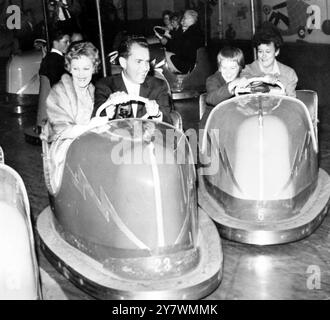 Der ehemalige US-Vizepräsident Richard M Nixon und seine Frau Pat genießen den Spaß auf der Messe auf den Dedgem-Autos während eines Besuchs im Tivoli in Kopenhagen, Dänemark - 2. Juli 1962 ©TopFoto Stockfoto