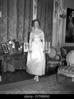 Prinzessin Margrethe - Thronfolgerin Dänemarks - Studentin am Girton College in Cambridge - wird bei ihrem 21. Geburtstag in der dänischen Botschaft in London gesehen - 60 ihrer Studenten waren eingeladen - 16. April 1961 ©TopFoto Stockfoto