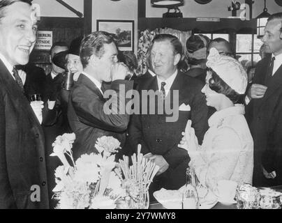 Kopenhagen : Prinzessin Margaret , Gräfin von Snowdon und ihr Ehemann , der Earl of Snowdon ( Zentrum , Schluckbierkrug ) besuchten das britische Publizisthaus in Kopenhagen , wo die Prinzessin früher die Ausstellung der Britischen Woche in der dänischen Hauptstadt eröffnete - (links) Herr Henneker Major , der englische Botschafter in Dänemark . September 1964 ©TopFoto Stockfoto