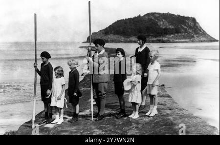 In der Villa Lequeitio befinden sich in Spanien LtoR - Erzherzog Robert , Erzherzogin Charlotte , die Erzherzöge Karl-Ludwig , Otto und Felix , die Erzherzogin Elizabeth-Charlotte und Adelaide sowie der Erzherzog Rudolf . Sie sind die Kinder von Kaiser Karl I. von Österreich und seiner Frau Prinzessin Zita von Bourbon-Parma im Dezember 1926 Stockfoto