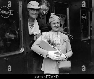 Am Bahnhof Waterloo , London , England . Sir Seymour ( 1871-1949 ) und Lady Hicks und ihre Tochter Betty . August 1936 Stockfoto