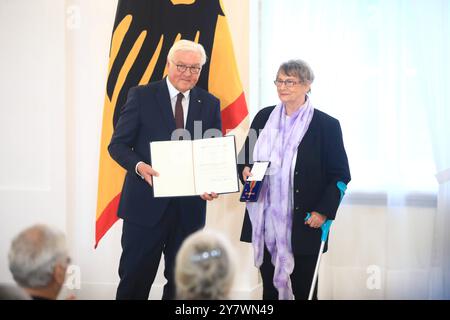 Ordensverleihung zum Tag der Deutschen Einheit Berlin, 01.10.2024 Bundespräsident Frank-Walter Steinmeier zeichnet am 1. Oktober in Schloss Bellevue 28 Bürgerinnen und Bürger zum Tag der Deutschen Einheit mit dem Verdienstorden der Bundesrepublik Deutschland aus. Waltraud Thiele, Halle Saale/Sachsen-Anhalt bereits mit Beginn ihres Lebens hat Waltraud Thiele die Willkür und Unmenschlichkeit des SED-regimes erfahren müssen. Sie wurden 1948 als Tochter eines politischen Gefangenen im Zuchthaus Roter Ochse in Halle geboren, von Ihrer Mutter getrennt und ein Jahr später in einem Kinderheim gebracht. D Stockfoto