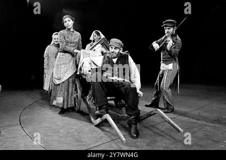 Der israelische Spitzendarsteller Topol und die Komödiantin Miriam Karlin , beide in russischer Tracht , auf der Bühne des Your Majesty's Theatre in London abgebildet . Beide sind in einer Londoner Produktion des erfolgreichen Musicals Fiddler on the Roof zu sehen. Topol spielt als Tevye , der Milchmann , und Miriam , seine Frau Golde . Ebenfalls zu sehen sind Tevyes Töchter Diane Robillard (links) als Bielke und Joy Measures als Shprintze und Fiddler gespielt von Peter Ardran. Das Musical spielt im zaristischen Russland. 14. Februar 1967 Stockfoto