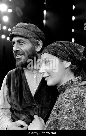 Der israelische Spitzendarsteller Topol und die Komödiantin Miriam Karlin , beide in russischer Tracht , auf der Bühne des Your Majesty's Theatre in London abgebildet . Beide sind in einer Londoner Produktion des erfolgreichen Musicals Fiddler on the Roof zu sehen. Topol spielt als Tevye , der Milchmann , und Miriam , seine Frau Golde . Das Musical spielt im zaristischen Russland. 14. Februar 1967 Stockfoto