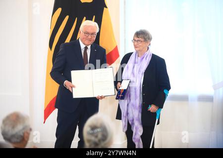 Ordensverleihung zum Tag der Deutschen Einheit Berlin, 01.10.2024 Bundespräsident Frank-Walter Steinmeier zeichnet am 1. Oktober in Schloss Bellevue 28 Bürgerinnen und Bürger zum Tag der Deutschen Einheit mit dem Verdienstorden der Bundesrepublik Deutschland aus. Waltraud Thiele, Halle Saale/Sachsen-Anhalt bereits mit Beginn ihres Lebens hat Waltraud Thiele die Willkür und Unmenschlichkeit des SED-regimes erfahren müssen. Sie wurden 1948 als Tochter eines politischen Gefangenen im Zuchthaus Roter Ochse in Halle geboren, von Ihrer Mutter getrennt und ein Jahr später in einem Kinderheim gebracht. D Stockfoto