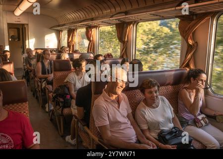 Pinhão, Portugal - 5. Oktober 2023: Innenansicht des Personenzugwagens auf der portugiesischen Douro-Strecke zwischen Pinhão und Peso da Régua. Stockfoto