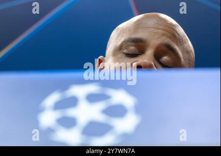 Birmingham, Großbritannien. Oktober 2024. Fußball: Champions League, Aston Villa - Bayern München, Vorrunde, Spieltag 2, Villa Park - FC Bayern: Cheftrainer Vincent Kompany nimmt an einer abschließenden Pressekonferenz Teil. Der FC Bayern trifft am 02.10.2024 auf Aston Villa in der Champions League. Quelle: Peter Kneffel/dpa/Alamy Live News Stockfoto