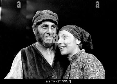 Der israelische Spitzendarsteller Topol und die Komödiantin Miriam Karlin , beide in russischer Tracht , auf der Bühne des Your Majesty's Theatre in London abgebildet . Beide sind in einer Londoner Produktion des erfolgreichen Musicals Fiddler on the Roof zu sehen. Topol spielt als Tevye , der Milchmann , und Miriam , seine Frau Golde . Das Musical spielt im zaristischen Russland. 14. Februar 1967 Stockfoto