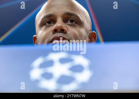 Birmingham, Großbritannien. Oktober 2024. Fußball: Champions League, Aston Villa - Bayern München, Vorrunde, Spieltag 2, Villa Park - FC Bayern: Cheftrainer Vincent Kompany nimmt an einer abschließenden Pressekonferenz Teil. Der FC Bayern trifft am 02.10.2024 auf Aston Villa in der Champions League. Quelle: Peter Kneffel/dpa/Alamy Live News Stockfoto