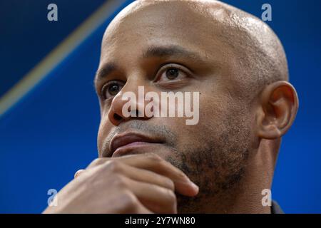 Birmingham, Großbritannien. Oktober 2024. Fußball: Champions League, Aston Villa - Bayern München, Vorrunde, Spieltag 2, Villa Park - FC Bayern: Cheftrainer Vincent Kompany nimmt an einer abschließenden Pressekonferenz Teil. Der FC Bayern trifft am 02.10.2024 auf Aston Villa in der Champions League. Quelle: Peter Kneffel/dpa/Alamy Live News Stockfoto