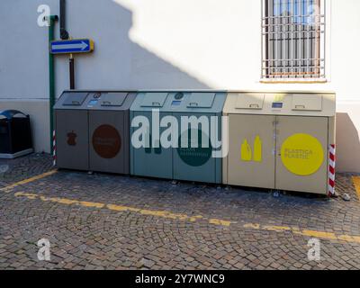 Mantua, Italien, 30. September 2024 Reihe farbenfroher moderner Recyclingbehälter, die auf einer kopfsteingepflasterten Straße stehen und die Menschen ermutigen, ihren Abfall zu sortieren Stockfoto