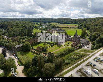 Drohnenvideo, Ruinen Abbey of Aulne im Sambre, Gozee, in Thuin, Belgien Stockfoto