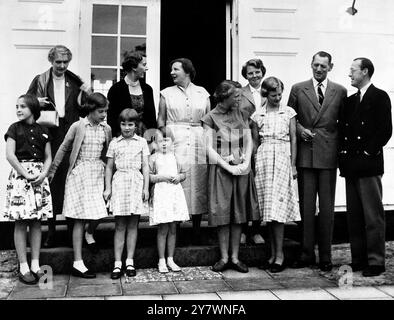 Die dänischen und niederländischen Königsfamilien während des Besuchs der niederländischen Königsfamilie in Graasten Palac. (Von links nach rechts) zurück Reihe - Lady Patricia Ramsey, Königin Ingrid von Dänemark, Königin Juliana von den Niederlanden, Prinzessin Beatrix von den Niederlanden, König Frederik von Dänemark und Prinz Bernhard von den Niederlanden. Vordere Reihe - Prinzessin Margriet von den Niederlanden , Prinzessin Benedicte von Dänemark , Prinzessin Anne-Marie von Dänemark Prinzessin Marijhelands von den Niederlanden , Prinzessin Irene von den Niederlanden und Prinzessin Margrethe von Dänemark - Juli 1953 ©TopFoto Stockfoto