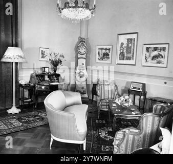 Heimat des dänischen Königs - Blick in den Salon von Prinzessin Astrid. In der hinteren Ecke befindet sich eine alte Glockenuhr und an den Wänden sind Gemälde junger norwegischer Künstler zu sehen - 1. Juli 1959 ©TopFoto Stockfoto