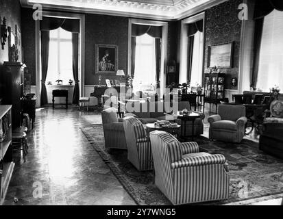 Die Heimat des dänischen Königshauses. Ein Blick in den Salon des Königs im Königsschloss in Oslo. Während des Zweiten Weltkriegs ließ der ns-Ministerpräsident Quisling den Wiederaufbau dieses Raumes mit einer Eichenverkleidung zu . Das Zimmer wurde jetzt umgebaut und hat blaue Wandteppiche. Die meisten Möbel stammen aus König Haakons erstem Haus in Kopenhagen. Die Stühle vor dem Marmorkamin sind neu , aber in Übereinstimmung mit der Umgebung . Juli 1959 ©TopFoto Stockfoto