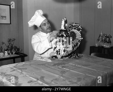 Herr Charles Tommerup, Meister Bäcker der Odense Marzipan-Fabrik in Dänemark, vervollständigt die traditionelle dänische Hochzeitstorte, die Prinzessin Margaret vom Danish Centre in London und der Odense Marzipan-Fabrik überreicht werden soll - und die die Prinzessin bekundet, dass sie sie gerne annehmen wird. Die Torte ist in Form einer Füllung hergestellt und wird von maßstäblichen Modellen von Prinzessin Margaret und Mr. Antony Armstrong-Jones überlagert. Es ist der dänische Brauch, eine Hochzeitstorte mit Figuren der Braut und des Bräutigams zu krönen, und für diesen besonderen Anlass ein bekannter dänischer Bildhauer Stockfoto