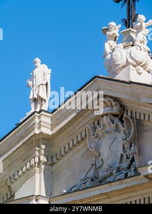 Mantua, Italien 30. September 2024 Statuen von Engeln und Heiligen schmücken die Fassade eines historischen Gebäudes in mantua, italien, unter einem hellblauen Himmel Stockfoto