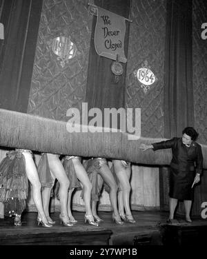 Die Besitzerin des Windmill Theatre, Miss Sheila Van Dam, sieht heute zum letzten Mal zu, wie der Vorhang über die Beine der Windmill Girl Dancers fällt, während die Ära des berühmten Windmill Theatre zu Ende geht . Das Theater , das während des gesamten Krieges geöffnet blieb - so lautet der Slogan " Wir haben nie geschlossen " - soll ein Kino werden . 31. Oktober 1964 Stockfoto