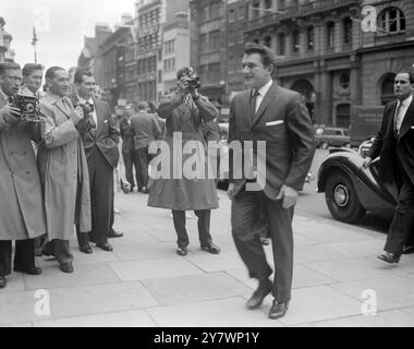 London: Der amerikanische Pianist und Entertainer, der heute nach dem ersten Tag der Anhörungen im High Court in London abgebildet ist. Liberace sagte, dass er von einem artikel über ihn im Daily Mirror und seinem Kolumnist Cassandra Mr. William Connor wegen Verleumdung „zutiefst schockiert“ sei. Der Anwalt von Liberace, Gilbert Beyfus, Q.C., las Auszüge aus der fraglichen Kolumne und sagte, dass es Feindseligkeiten seitens des Publikums gegeben habe, und in Sheffield wurde Liberace einen Tag nach der Veröffentlichung eines dieser Artikel von Schreien der Königin begrüßt, einem Ausdruck, der Homosexualität bezeichnete. 8. Juni 1959 Stockfoto