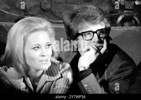 Paris : der US-amerikanische Schauspieler Warren Beatty und die Schauspielerin Faye Dunaway in dem Film Bonnie and Clyde at Press Conference . 25. Januar 1968 Stockfoto