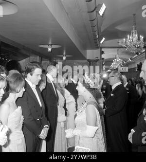 London : der US-amerikanische Schauspieler Warren Beatty fotografiert mit der britischen Königin Elizabeth II. Vor dem Film Born Free 1966 am Odeon Theatre Leicester Square. Von links nach rechts Julie Christie Leslie Caron; Warren Beatty; Catherine Deneuve; Christopher Lee; Ursula Andress und Raquel Welch. 14. März 1966 Stockfoto