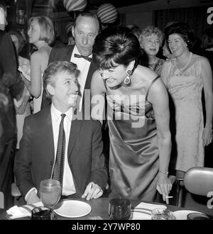 Der britische Sänger Tommy Steele hatte einen erfolgreichen Auftritt am Broadway in der Musical Show Half A Sixpence, in der er sein Spiel des HG Wells-Helden Kipps wiederholte, der zuvor im Londoner Cambridge Theatre gezeigt wurde. Backstage nach der Aufführung von Night Steele mit der britischen Fernsehschauspielerin Pamela reiner. 27. April 1965 Stockfoto