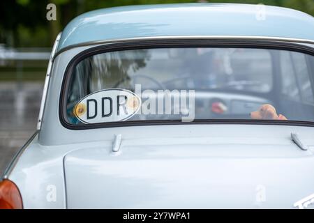 Ein Oldtimer mit einem DDR-Schild auf der Heckscheibe, das die Geschichte der DDR zeigt, die von hinten erfasst wurde. Das nostalgische Gefühl ist noch größer Stockfoto
