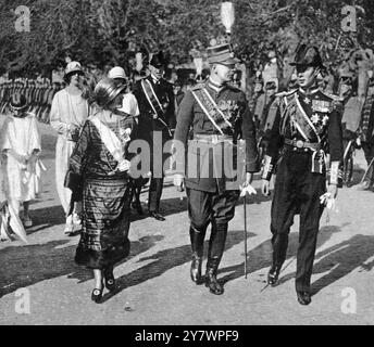 Bei der Hochzeit Prinz Paul von Serbien und Prinzessin Olga von Griechenland, der beste Mann, der Herzog von York (rechts), der mit dem Kronprinzen von Rumänien und der Herzogin von York am 22. Oktober 1923 spaziert Stockfoto