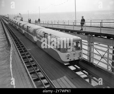 Ein Blick auf den Zug als er am Anfang des Southend Pier ankommt auf seiner Eröffnungsfahrt heute die neue Electric Light Railway auf dem 1,341 Meilen langen Southend-on - Sea Pier in Essex , Großbritannien . Getrieben von Lord Broadbridge , stellvertretender Bürgermeister von London . 13. April 1949 Stockfoto