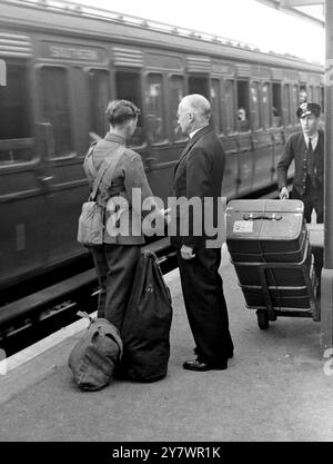 Ergreifend. Reverend J M Coates von Sidcup verabschiedet sich am ersten Kriegstag, dem 3. September 1939. Der junge Mann trägt die Uniform der Artists Rifles (die im Ersten Weltkrieg mehrere VC gewann), fotografiert von John Topham in der Sidcup Station Kent, am Tag der Ausrufung des Zweiten Weltkriegs. Stockfoto