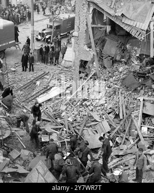 Frau, die von der ARP während des Zweiten Weltkriegs vor Bombenschäden in einer Fabrik gerettet wurde, Foto von John Topham 1940. Veröffentlicht am 20. Oktober 1940 auf der Titelseite des Sunday Pictorial. John Tophams zeitgenössische Beschreibung über die Bombenangriffe in Südostengland und London zu Beginn des Zweiten Weltkriegs: „Die Londoners [Londoner Zeitungen] telefonierten nachts, während die Bombenangriffe noch andauerten. Wir mussten raus. Die Leute hielten uns für verrückt. Wir waren immer in Gefahr, dass eine Hauswache eine Kugel in das Auto wirft. Sie würden uns alle 100 Meter oder so stoppen. Ich habe ein paar blutrünstige Bilder, einschließlich eines Sets davon Stockfoto