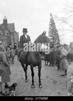 Mrs. John Naumann an der Cranleigh School - Szene eines Treffens der Jagd der Jungtiere in Surrey - England - 1932 ©TopFoto Stockfoto