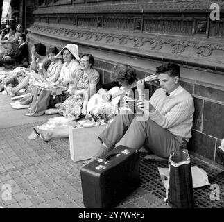 London . Sie verbringen eine lange Zeit außerhalb der Londoner Albert Hall und schlangen sich um einen Platz bei der " First Night of the Proms ", dem ersten der regelmäßigen Promenadenkonzerte im Sommer. 22. Juli 1961 Stockfoto