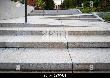 Gefliester Fußgängerweg mit Stufen in der städtischen Umgebung. Stockfoto