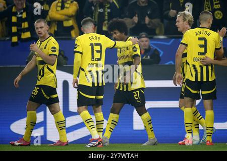 DORTMUND - (l-r) Julian Ryerson von Borussia Dortmund, Pascal Gross von Borussia Dortmund, Karim Adeyemi von Borussia Dortmund feiern das 2-1 während des UEFA Champions League-Spiels zwischen Borussia Dortmund und Celtic FC im Signal Iduna Park am 1. Oktober 2024 in Dortmund. ANP | Hollandse Hoogte | BART STOUTJESDIJK Stockfoto