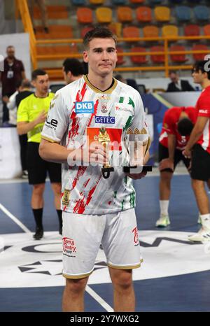 Neu Kairo, Ägypten. Oktober 2024. Handball, IHF Super Globe, Endrunde, Halbfinale, SC Magdeburg - Al Ahly Kairo. Magdeburgs Manuel Zehnder hält die Trophäe in der Hand. Quelle: Khaled Elfiqi/dpa/Alamy Live News Stockfoto