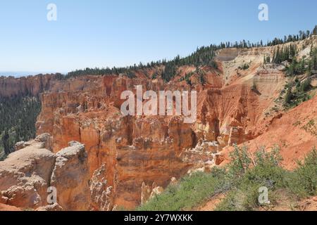 Blick auf geologische Kräfte, die Schichten in Hoodoos verwittern, vom Agua Canyon Overlook, Bryce Canyon National Park, SE Utah. Stockfoto