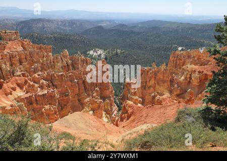 Blick auf geologische Kräfte, die Schichten in Hoodoos verwittern, vom Agua Canyon Overlook, Bryce Canyon National Park, SE Utah. Stockfoto