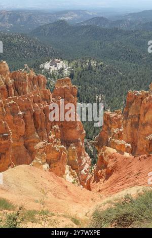 Blick auf geologische Kräfte, die Schichten in Hoodoos verwittern, vom Agua Canyon Overlook, Bryce Canyon National Park, SE Utah. Stockfoto