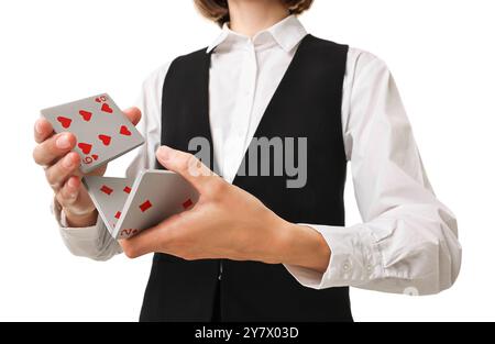 Professioneller Croupier, der Karten auf weißem Hintergrund mischt, Nahaufnahme Stockfoto