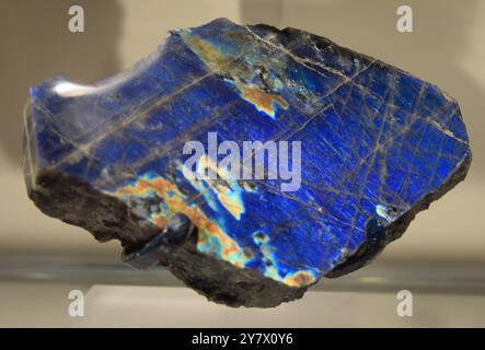 Blauer Stein mit seiner lebhaften Farbe und natürlichen Textur, typisch für Mineralien. Stockfoto