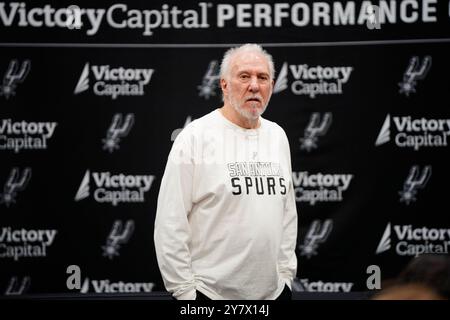 Gregg Popovich, Cheftrainer der San Antonio Spurs, spricht mit Reportern über die bevorstehende NBA-Saison während des jährlichen Media Day des Teams vor der kommenden Saison. Stockfoto