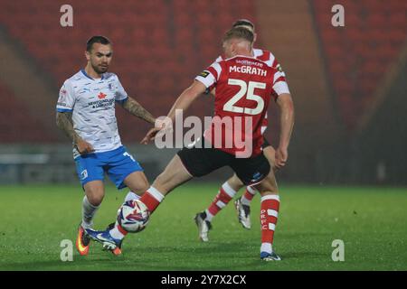 Barrow’s Dom Telford im Spiel mit Jay McGrath der Doncaster Rovers während des Spiels der Sky Bet League 2 zwischen den Doncaster Rovers und Barrow im Keepmoat Stadium, Doncaster am Dienstag, den 1. Oktober 2024. (Foto: Mark Fletcher | MI News) Credit: MI News & Sport /Alamy Live News Stockfoto