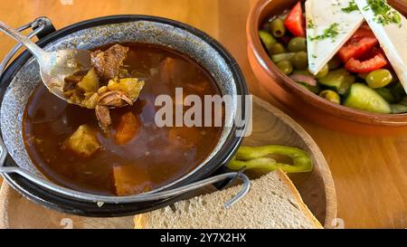 Gulasch und griechischer Salat in Budapest, Ungarn Stockfoto