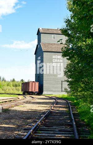Viehzüchter neben den Schienen, umgeben von der Natur Ukrainisches Heritage Village in Kanada, an einem sonnigen Tag Stockfoto